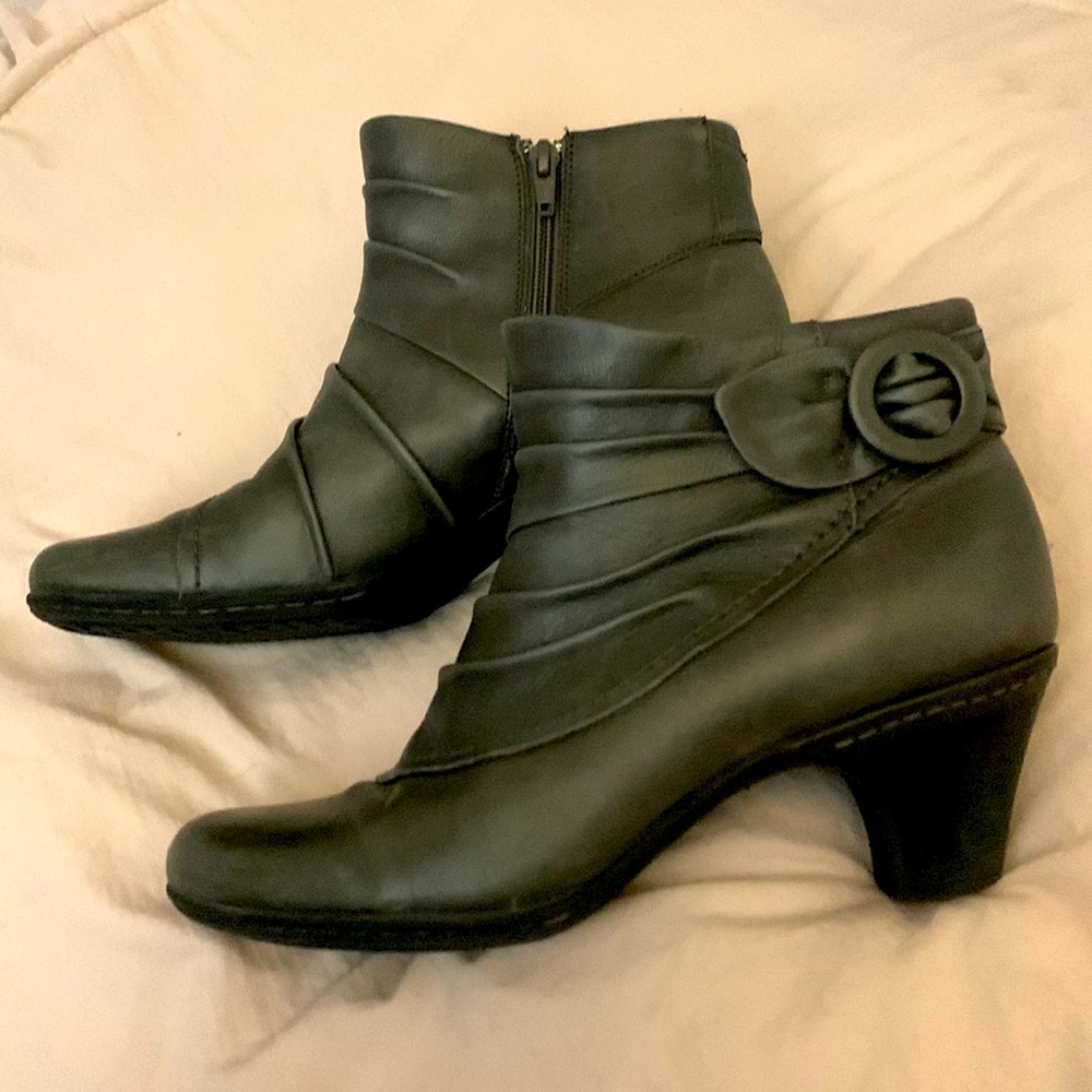 Cobb Hill Low Heel Ankle Booties size 9.5